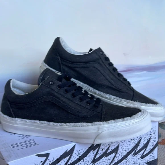Vans Men’s 0g Old Skool Low
Raw Edge Black
VN0A5FBEBLK
Sneakers - Picture 5 of 16